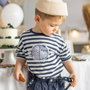 T-shirt à manches courtes blanc et marin rayé avec illustration, bébé || White and navy striped short sleeves t-shirt with print, baby