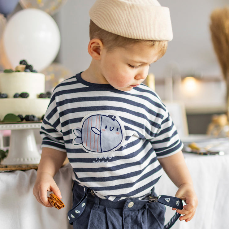 T-shirt à manches courtes blanc et marin rayé avec illustration, bébé || White and navy striped short sleeves t-shirt with print, baby