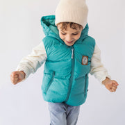 Photo d'un enfant portant la veste doudoune sans manches turquoise à capuchon, enfant