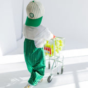 Look de dos de la salopette verte à rayures et motifs, bébé