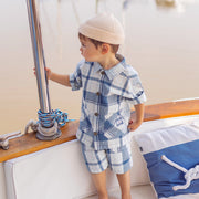 Look de la chemise bleue et crème à carreaux, bébé