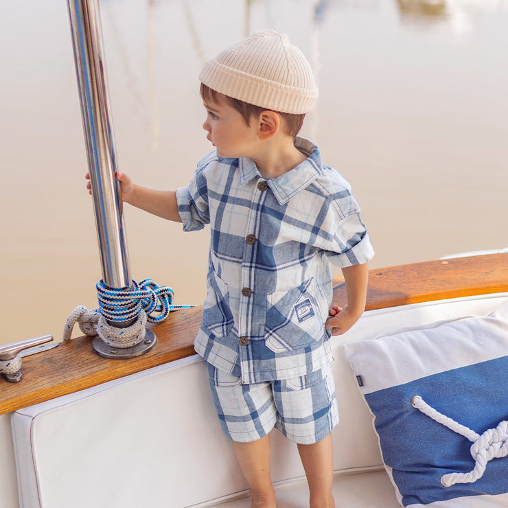Look de la chemise bleue et crème à carreaux, bébé