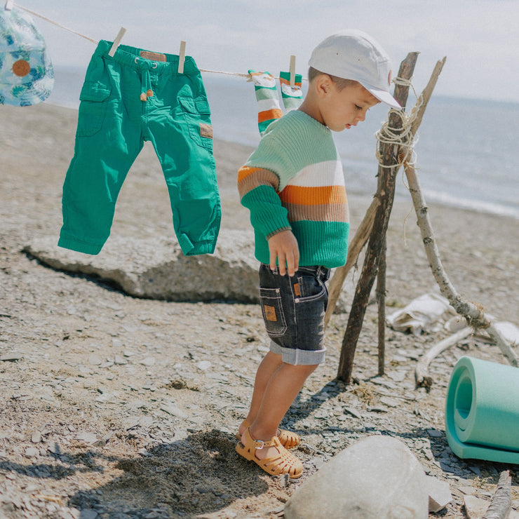 Pantalon coupe décontractée vert en twill très extensible, bébé || Green relaxed fit pant in stretch twill, baby