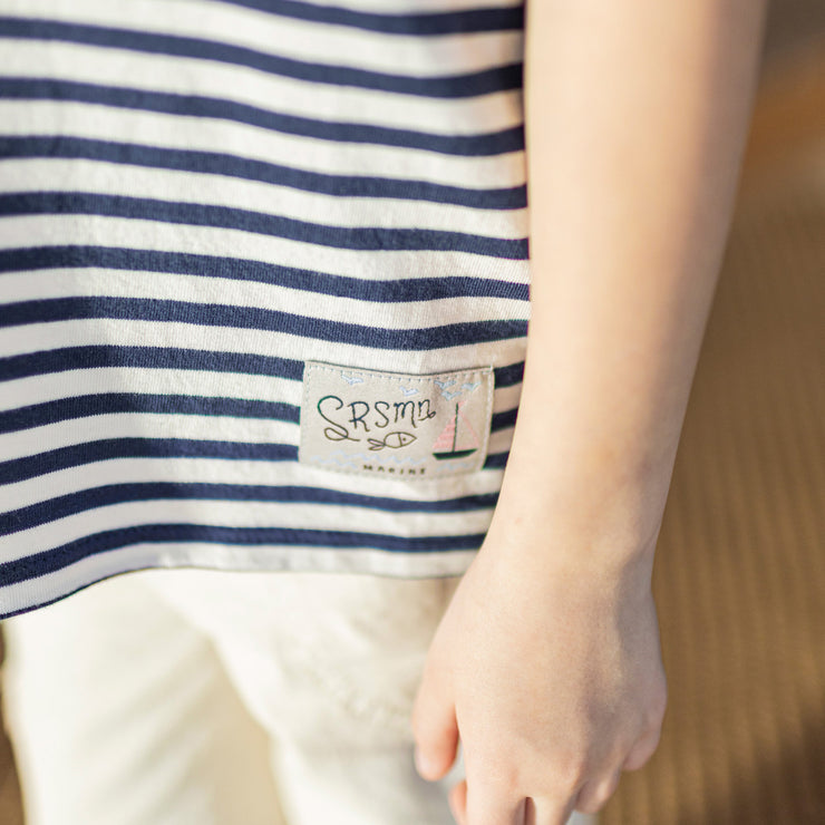 T-shirt à manches courtes de coupe décontractée blanc et marine rayé, enfant || White and navy striped short sleeves relaxed fit t-shirt, child