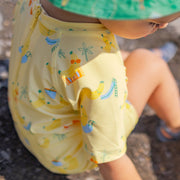 Dos du maillot de bain une pièce jaune à motif de bananes, bébé