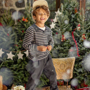 Photo d'un enfant portant le polo gris en tricot avec rayures, enfant