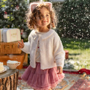 Photo d'un bébé portant le cardigan blanc pelucheux, bébé