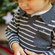 Photo d'un bébé portant le polo gris en tricot avec rayures, bébé
