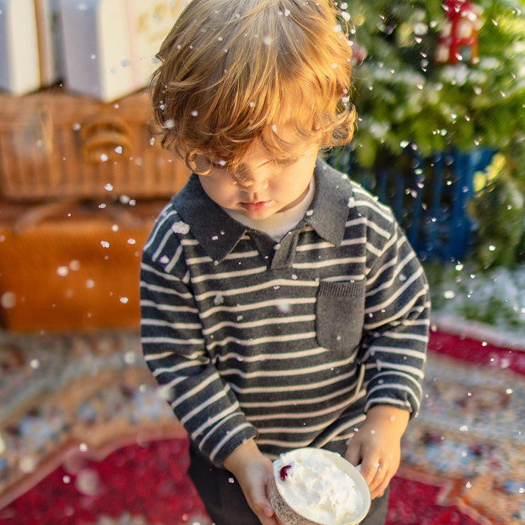 Photo d'un bébé portant le polo gris en tricot avec rayures, bébé