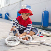 Look du chapeau de soleil rouge, bleu et crème en twill, bébé