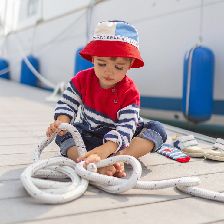 Look du chapeau de soleil rouge, bleu et crème en twill, bébé