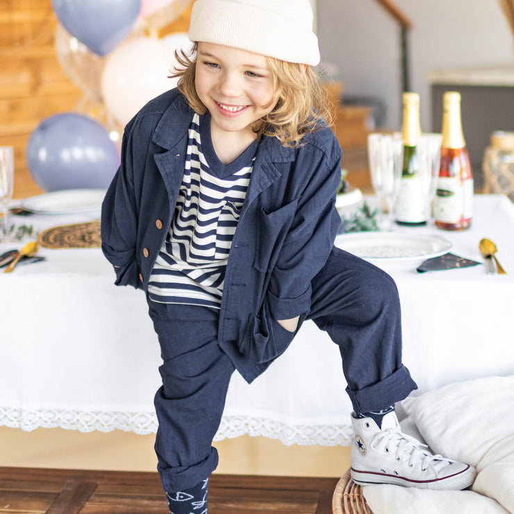 T-shirt à manches courtes de coupe décontractée blanc et marin à rayures, enfant || White and navy short sleeves relaxed fit T-shirt with stripes, child