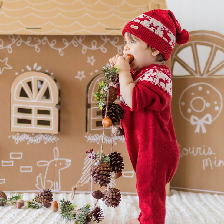 Une pièce rouge en tricot avec motifs jacquard, naissance