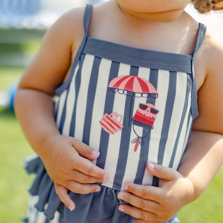 Détail du maillot de bain deux pièces bleu et blanc à volants, bébé