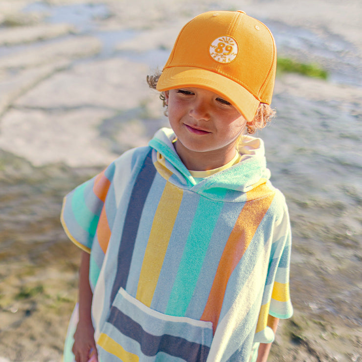 Casquette jaune à visière arrondie et broderie, enfant