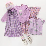 Robe évasée à manches courtes mauve fleurie en viscose, enfant || Purple flowery dress with short sleeves in viscose, child