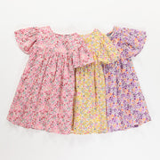 Robe évasée à manches courtes rose fleurie en viscose, enfant || Pink flowery dress with short sleeves in viscose, child