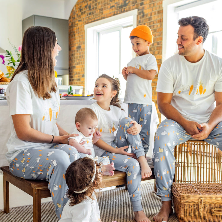 Cache-couche crème avec illustration de lapins en jersey extensible, bébé || Cream bodysuit with bunnies illustration in stretch jersey, baby