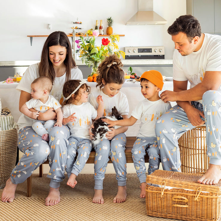 Haut de pyjama blanc avec l’illustration de lapins, adulte || White pajama top with bunnies illustration, adult