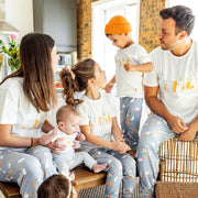 Pyjama deux-pièces bleu et crème à motif de poules et de lapins, enfant || Cream and bleu two-pieces pajama with bunnies and chickens print, child