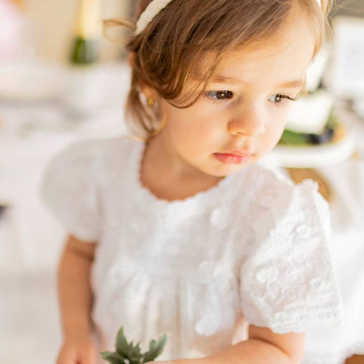 Robe évasée à manches courtes crème avec bloomer assorti en voile de coton brodé, bébé || Cream short sleeves flared dress with matching bloomer in embroidered cotton veil, baby