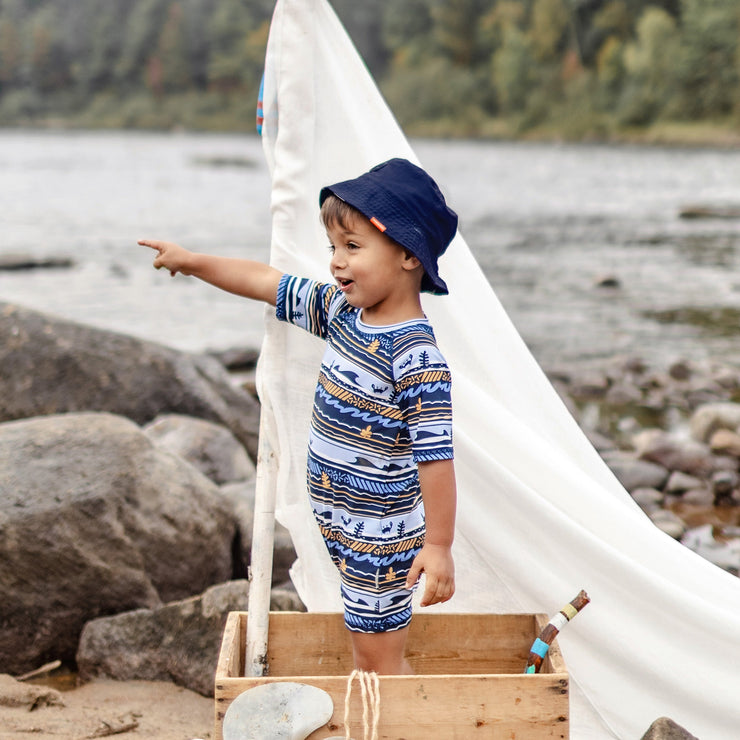 Maillot de bain une-pièce à manches courtes marine à rayures avec illustrations de vague, bébé || Navy one-piece short-sleeved striped swimsuit with wave illustrations, baby