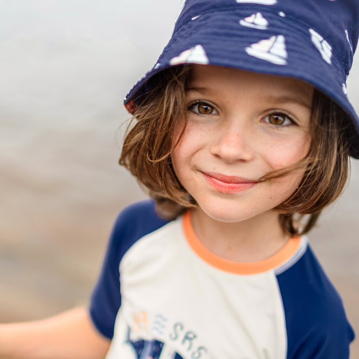 Chapeau de soleil marine réversible à motif de voiliers, enfant || Navy reversible bucket hat with sailboat print, child