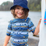 T-shirt de bain à manches courtes marine à rayures avec illustrations de vague, enfant || Navy short-sleeved striped swimming t-shirt with wave illustrations, child