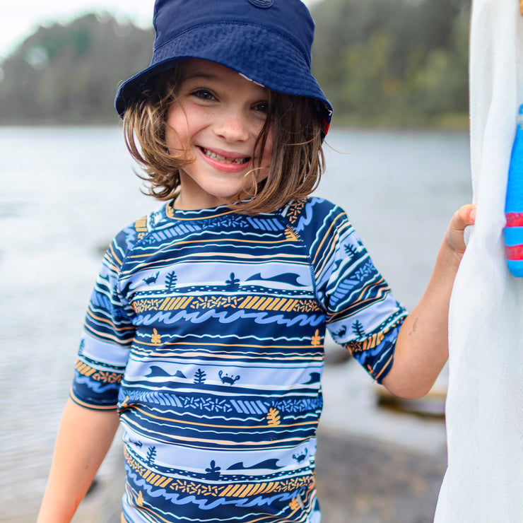 Chapeau de soleil marine réversible à motif de voiliers, enfant || Navy reversible bucket hat with sailboat print, child