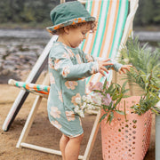 Chapeau de soleil vert réversible à motif de feuilles tropicales, bébé || Green reversible bucket hat with tropical leaf pattern, baby