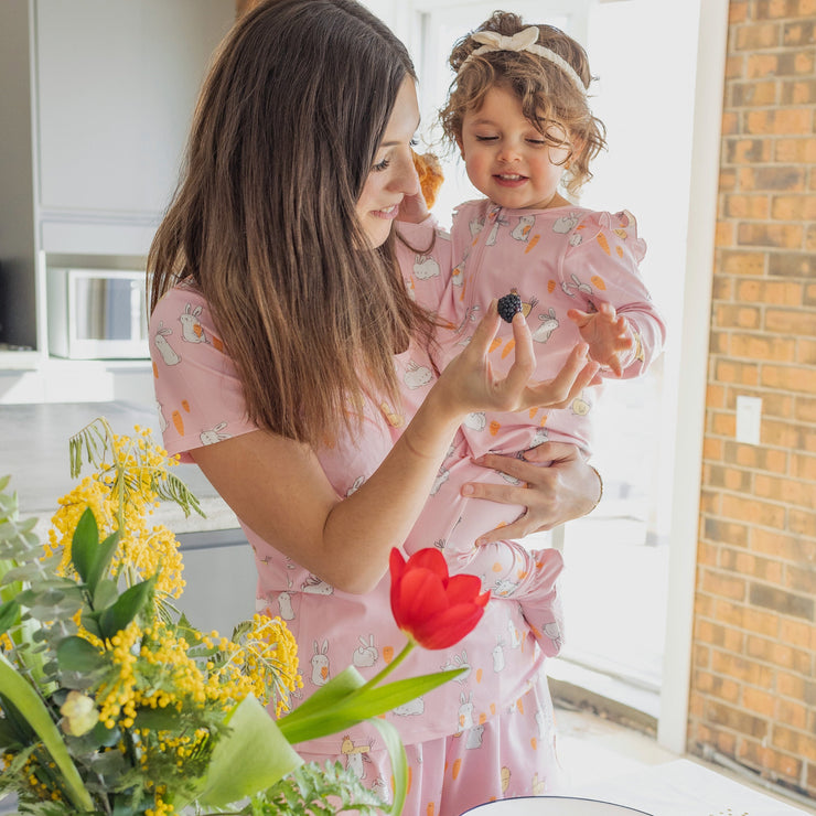 Pyjama une-pièce rose à motif de poules et de lapins, bébé || Pink one-piece pajama with bunnies and chickens print, baby, baby