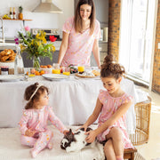 Haut de pyjama rose avec motif de lapins et de poulets, adulte