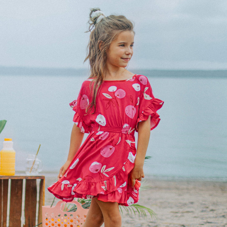 Robe coupe décontractée évasée manches courtes rose avec cerises, enfant || Pink short sleeves relaxed fit flared dress with cherries, child