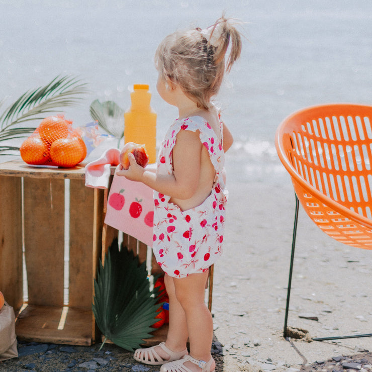 Une-pièce coupe ample beige avec motif de cerises en viscose, bébé  || Loose fit cream one piece with cherry print in viscose, baby 