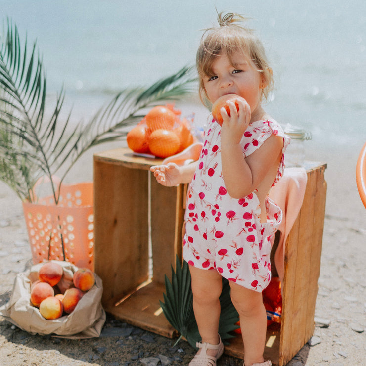 Une-pièce coupe ample beige avec motif de cerises en viscose, bébé  || Loose fit cream one piece with cherry print in viscose, baby 