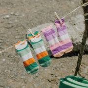 Chaussettes vertes avec rayures et un chiot, bébé