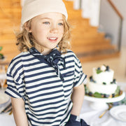 T-shirt à manches courtes de coupe décontractée blanc et marin à rayures, enfant || White and navy short sleeves relaxed fit T-shirt with stripes, child