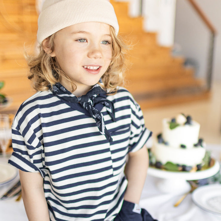 T-shirt à manches courtes de coupe décontractée blanc et marin à rayures, enfant || White and navy short sleeves relaxed fit T-shirt with stripes, child