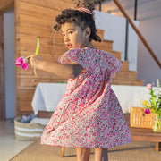 Robe évasée à manches courtes rose fleurie en viscose, enfant || Pink flowery dress with short sleeves in viscose, child