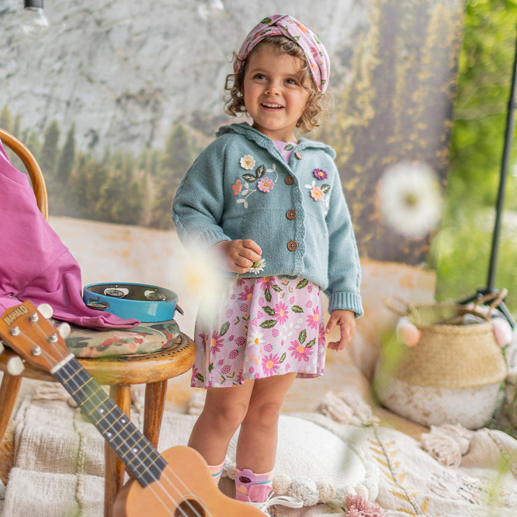 Cardigan en tricot bleu cendré à capuchon avec broderies, bébé || Ash blue knitted cardigan with hood and embroideries, baby