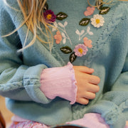 Chandail en tricot bleu cendré avec broderies, enfant || Ash blue knit sweater with embroidery, child