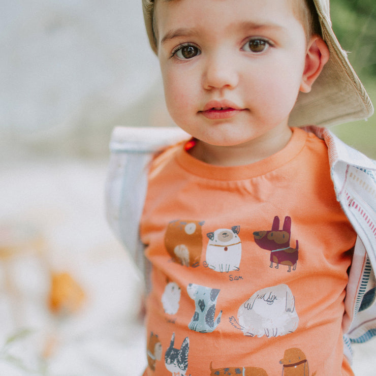 T-shirt à manches longues orange avec chiens en jersey, bébé || Orange long-sleeved t-shirt with dogs in jersey, baby