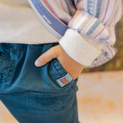 Pantalon bleu coupe ample en denim sergé extensible, enfant || Blue wide fit pants in stretch denim twill, child