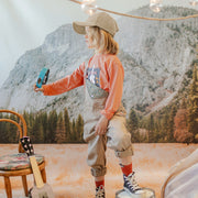 Salopette coupe décontractée sable en twill extensible, enfant || Sand casual overalls in stretch twill, child