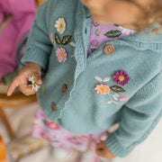 Cardigan en tricot bleu cendré à capuchon avec broderies, bébé || Ash blue knitted cardigan with hood and embroideries, baby