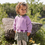 Chandail en tricot lilas avec motif dans la maille et jacquard de tulipes, bébé || Lilac knitted sweater with pattern in knit and tulip jacquard, baby