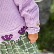 Chandail en tricot lilas avec motif dans la maille et jacquard de tulipes, bébé || Lilac knitted sweater with pattern in knit and tulip jacquard, baby
