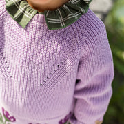 Chandail en tricot lilas avec motif dans la maille et jacquard de tulipes, bébé || Lilac knitted sweater with pattern in knit and tulip jacquard, baby