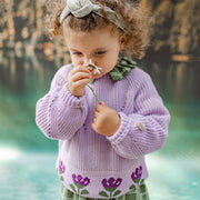 Chandail en tricot lilas avec motif dans la maille et jacquard de tulipes, bébé || Lilac knitted sweater with pattern in knit and tulip jacquard, baby