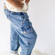 Pantalon coupe ample en denim extensible, bleu pâle, enfant || Wide fit stretch denim pants, light blue, child